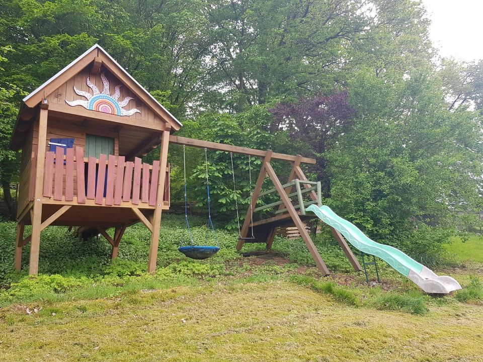 Stelzenhaus Spielplatz Spielhaus Schaukel Kinder in Amorbach