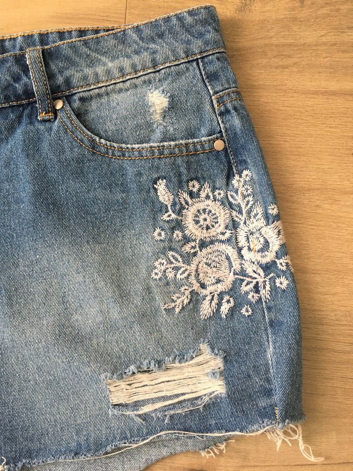 Jeansshorts in Blau, Used-Details & Stickerei, Gr. 42 in Witten