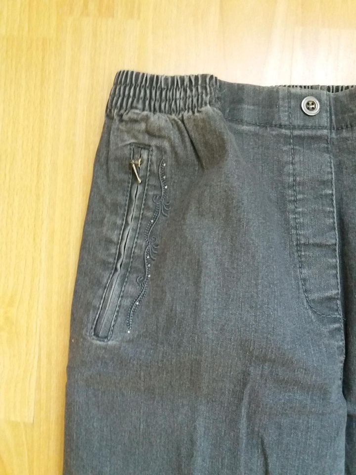 Ganz neue Damen Jeans, in Größe 38 mit Gummizugbund in Herzberg am Harz