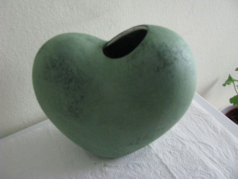 Hübsche Vase in Herzform Blumenvase Keramik grün in Hamburg