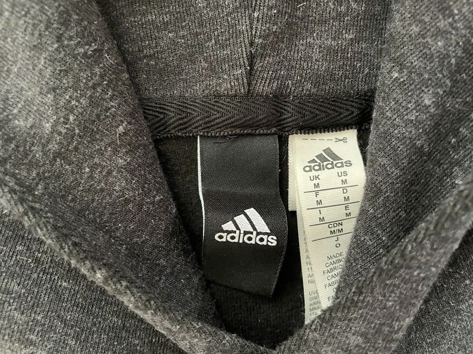 Adidas Hoodie Gr. M Ärmellogo dunkelgrau Pullover Shirt wie NEU in Berlin