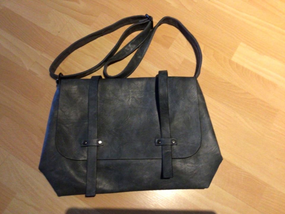 Tasche / Umhängtasche grau in Vellmar