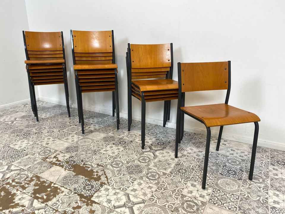 WMK 1/19 Formschöner, minimalistischer und gut erhaltener dänischer Vintage Stapelstuhl mit schwarzem Metallrahmen # Stapelstühle Stühle Küchenstühle Schulstühle Esszimmerstühle 60er 70er Mid-Century in Berlin