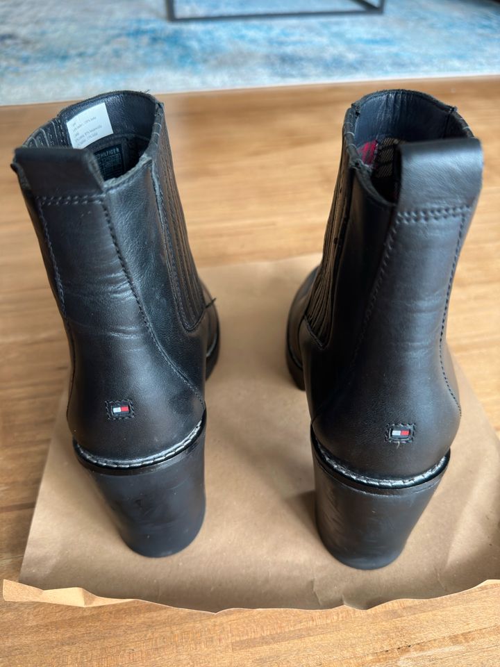 Tommy Hilfiger Leder Stiefeletten Schwarz in Größe 39 in Bad Wörishofen