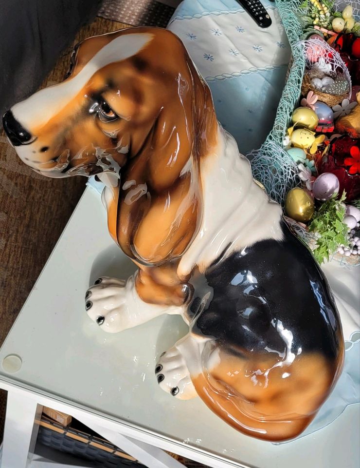 Basset Hound / Hush Puppy Keramik Figur in Reinstorf