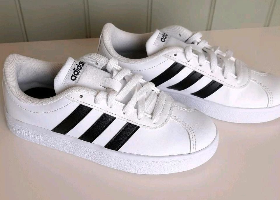 neu Adidas Sneaker Turnschuhe weiß mit schwarzen Streifen Gr.31 in  Baden-Württemberg - Freiburg im Breisgau | Gebrauchte Kinderschuhe Größe 31  kaufen | eBay Kleinanzeigen ist jetzt Kleinanzeigen