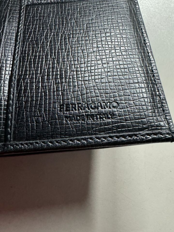Ferragamo Jacket Portemonnaie / Neuwertig / 1 Monat alt / NP: 550 in Rosenheim