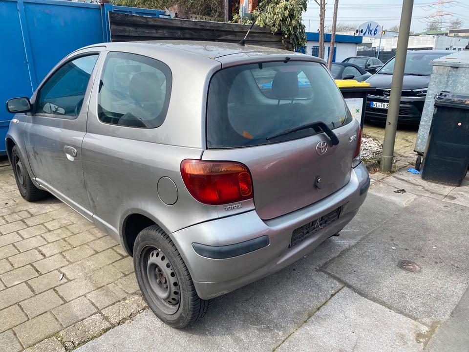 Toyota Yaris P1  schlachtfest Motor Getriebe Stoßstange Tür in Dortmund