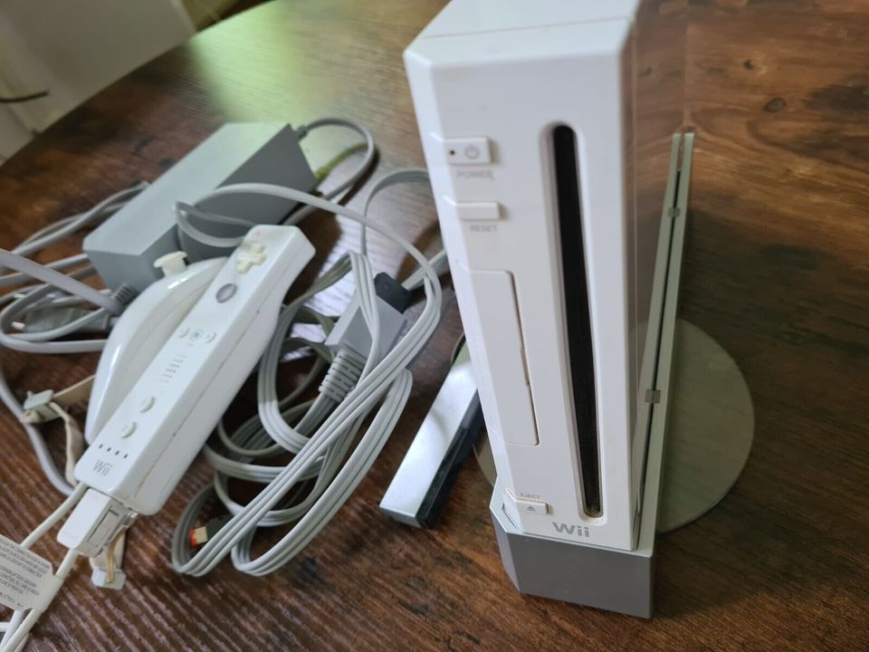 Verkaufe Wii Konsole mit Fuß+ Zubehör in Beelitz