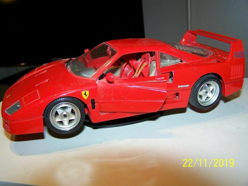 Burago Modellauto Ferrari F40 1987 Metall Maßstab 1:18 unbespielt in Cottbus