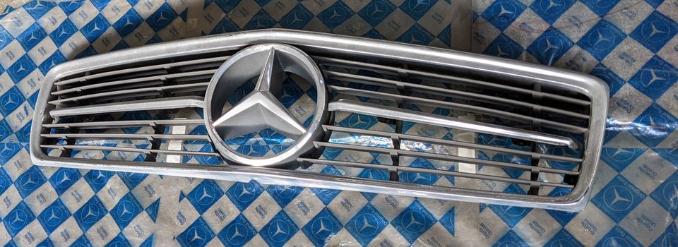 Mercedes W107 SLC,R107 SL Kühlergrill mit Stern komplett in Hof (Saale)