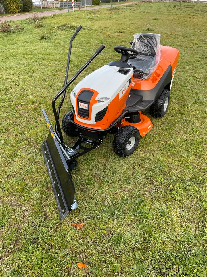 Rasentraktor Stihl mit Schneeschild in Sachsen-Anhalt - Weißenfels