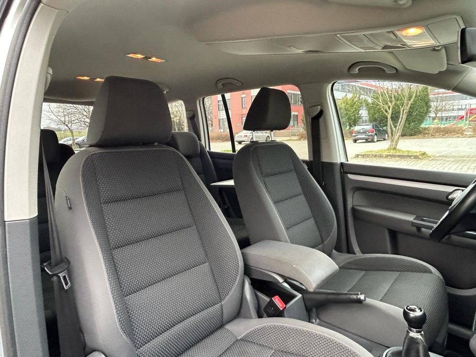 Volkswagen Touran Comfortline 1.4 TSI 7-Sitze / Klimaautomatik in Frankfurt am Main