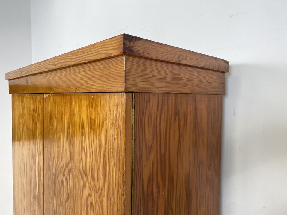 WMK Schlichter und sehr gut aufgeteilter antiker Kleiderschrank , vollholz, vermutlich Marke Eigenbau aus dem Kloster St. Gabriel # Schrank Wäscheschrank Schlafzimmerschrank Garderobe Wardrobe Vintage in Berlin