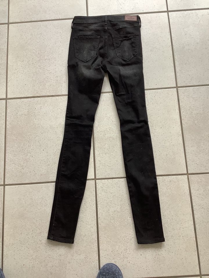 Hollister Jeans schwarz Löcherhose Gr. 36 S in Wuppertal