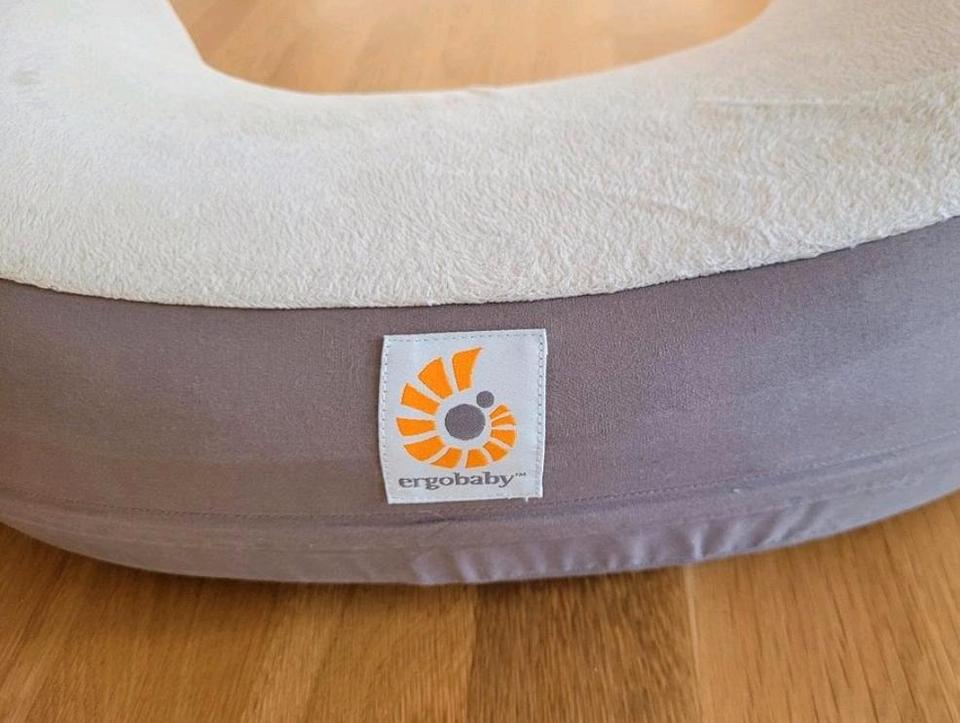 Ergobaby Stillkissen Nursing Pillow flauschig ergonomisch in Karlshuld