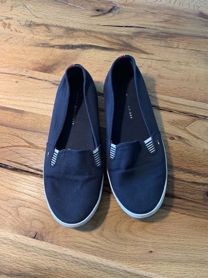 Tommy Hilfiger Slipper Schuhe Gr. 39 in Berlin