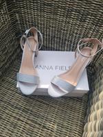 ANNA FIELD Riemensandalen mit Strass-Steinchen, Gr. 39 neu!! Nordrhein-Westfalen - Grefrath Vorschau