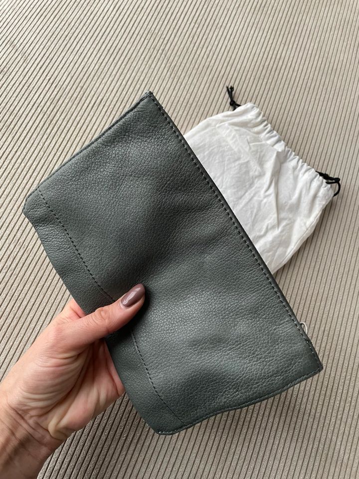 Liebeskind Echtleder Tasche Kosmetik Clutch NEU Khakigrün in Braunschweig