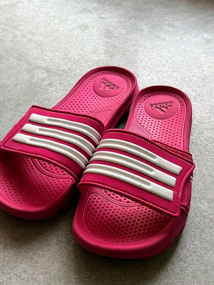 Badeschlappen Schlappen Badeschuhe Adidas Gr.35 pink weiss in Lohmar
