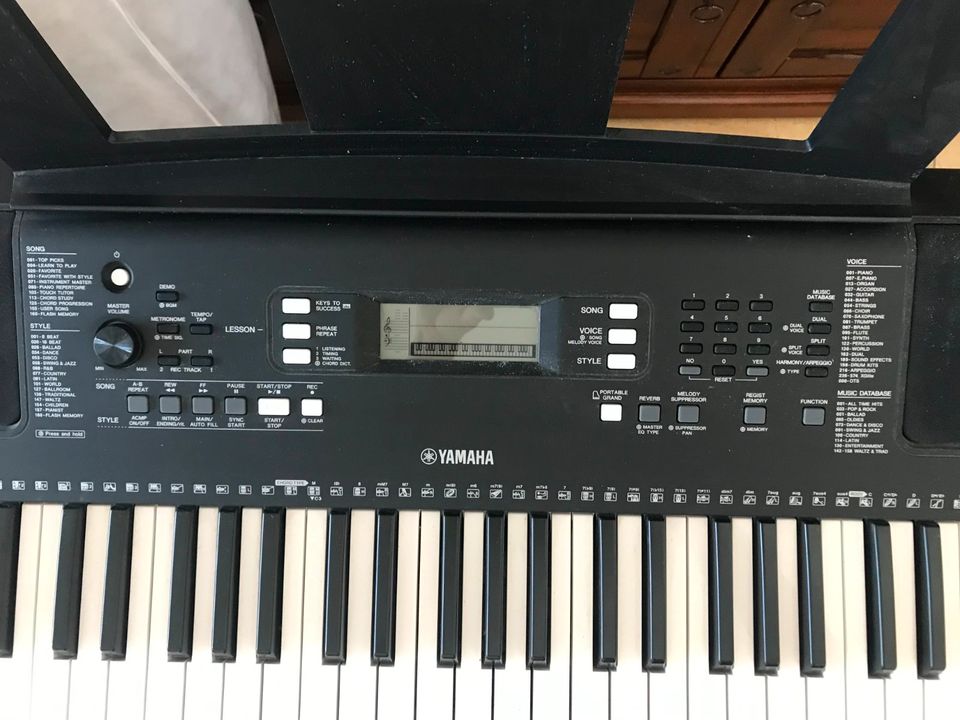 Yamaha E363 mit Ständer und Tasche in Ehrenkirchen