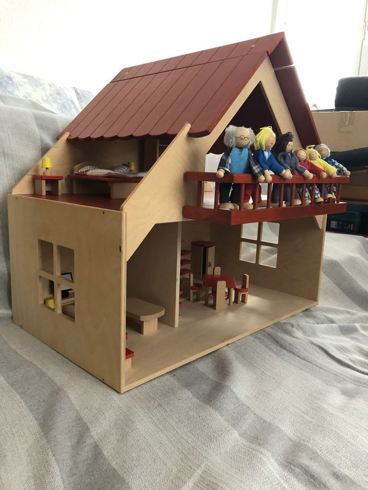 Rülke Holzspielwaren Puppenhaus mit Balkon rot Goki Holzzubehör in Kamp-Lintfort