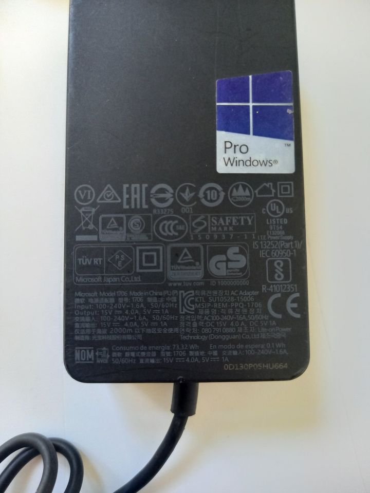 Microsoft Surface Pro 5th Gen (1796) M3-7Y30 4GB 128GB SSD Window in Dresden