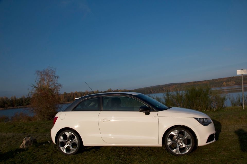 Audi A1 1.6 TDI Ambition Garagenfahrzeug top gepflegt in Regensburg