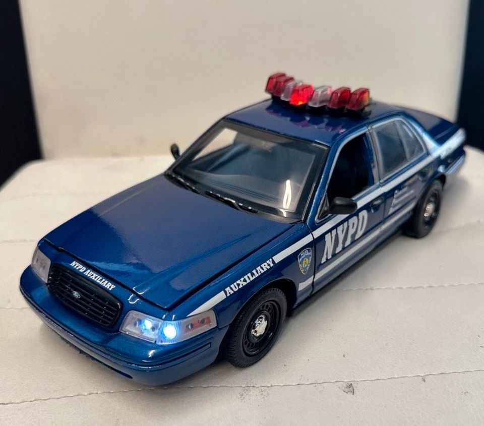 NYPD Ford Crown Victoria Police 1:18 Modellauto in Weigenheim