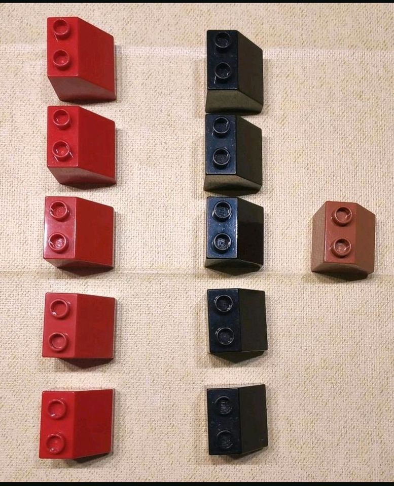 Lego Duplo Bausteine rot schwarz Dach Stein 2x2x1 1/2 schräg in Merkelbach