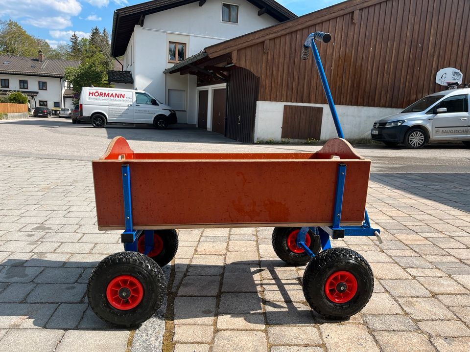 Bollerwagen der Firma Berg in Bad Tölz