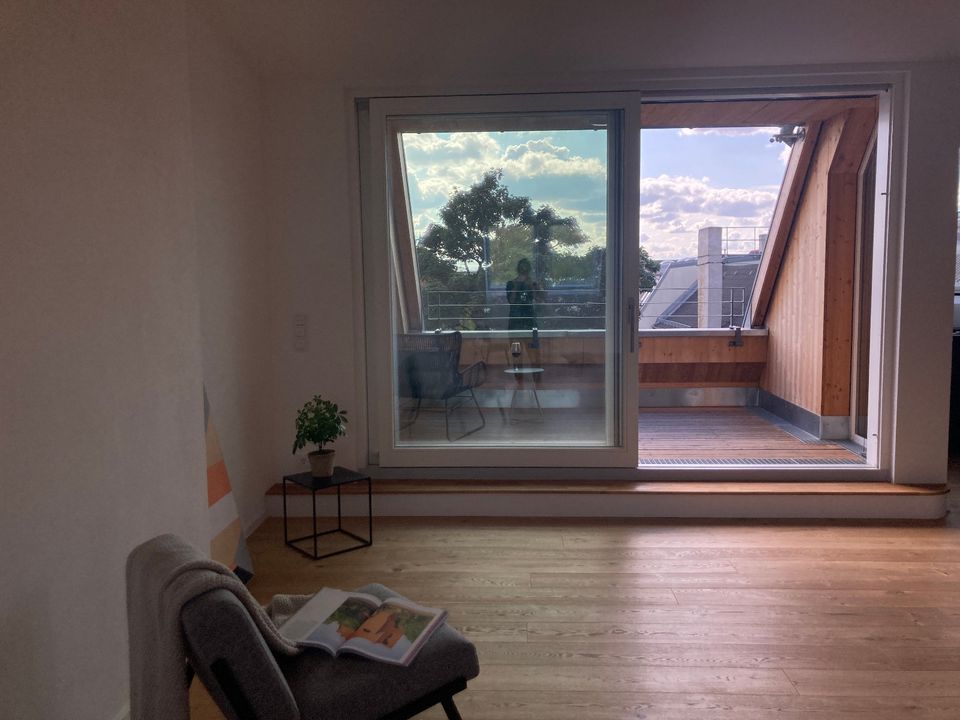 Der Himmel über Kreuzkölln – Charmante DG-Wohnung mit Terrasse nahe Maybachufer in Berlin