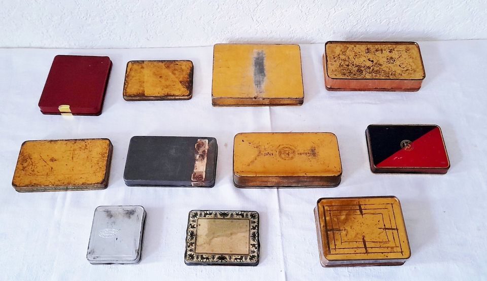 Zigarettenschachteln aus Blech, teils über 100 Jahre alt, Sammler in Leipzig