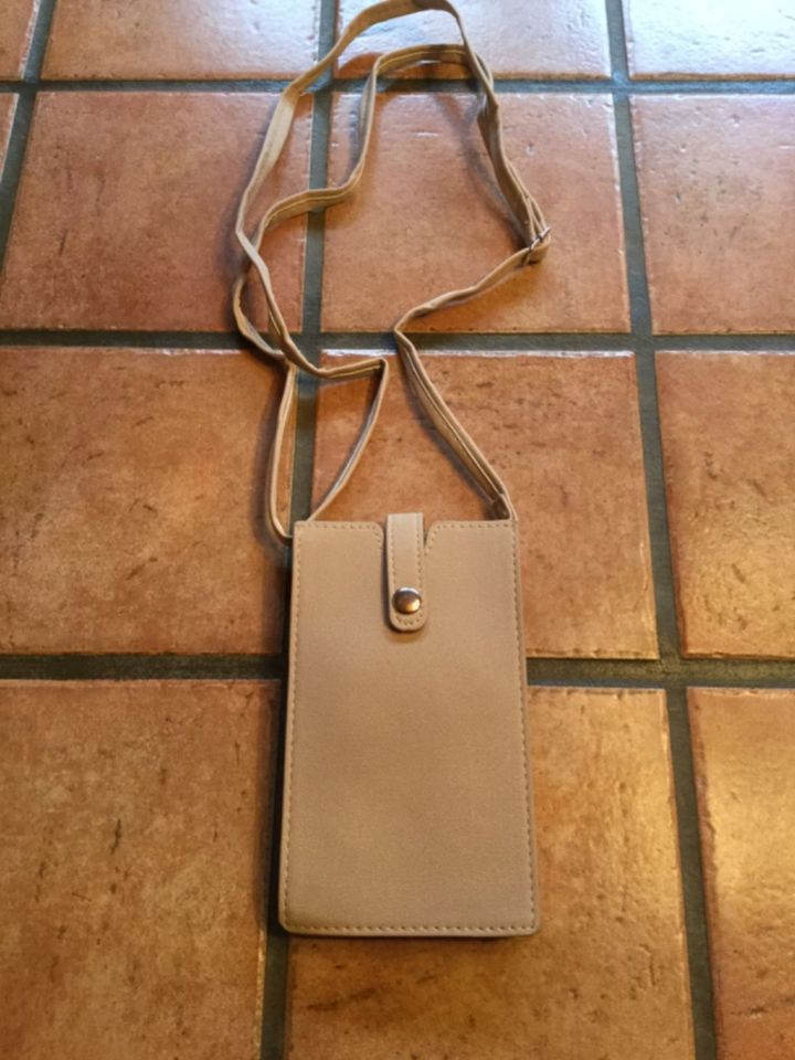 Handytasche Tasche beige Wildlederoptik Neu und OVP in Wiesbaden