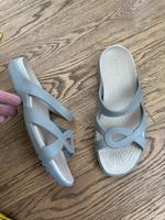 Bequeme und attraktive Crocs Sandalen Badelatschen Sommerschuhe München - Bogenhausen Vorschau