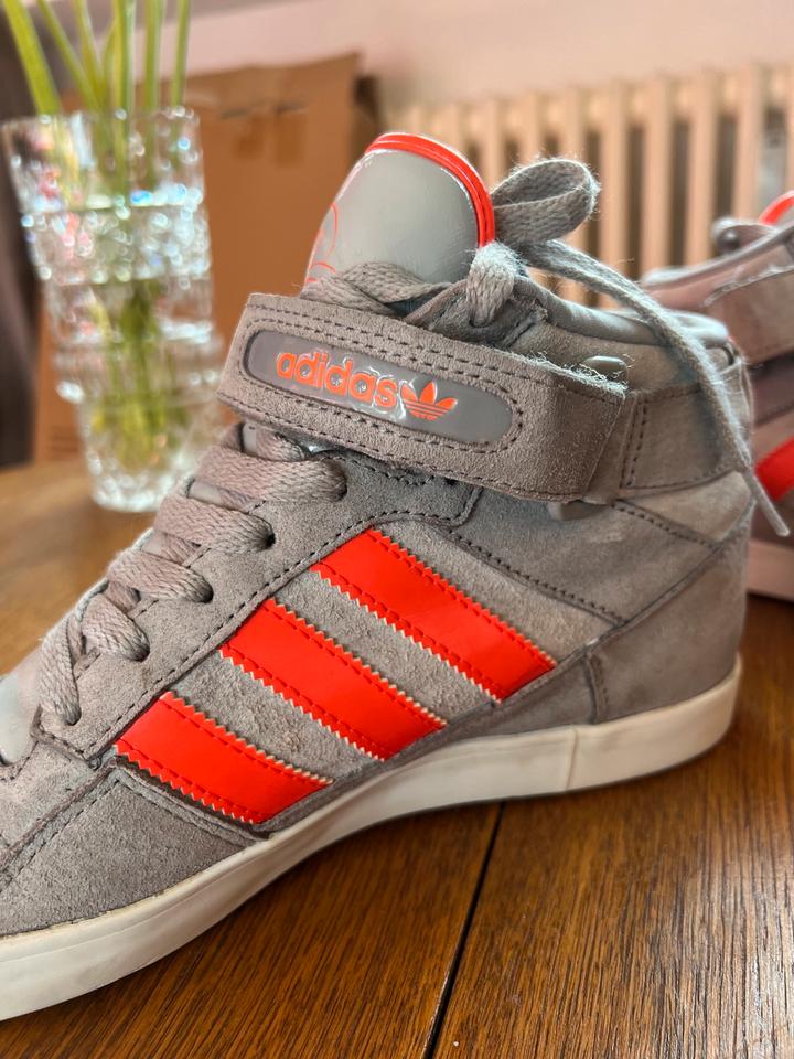 Adidas High Sleek Serie mit Keilabsatz 40 2 3 grau neon orange
