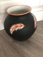 Heubach Vase handmade antik schwarz mit orangen Federn Niedersachsen - Wolfsburg Vorschau