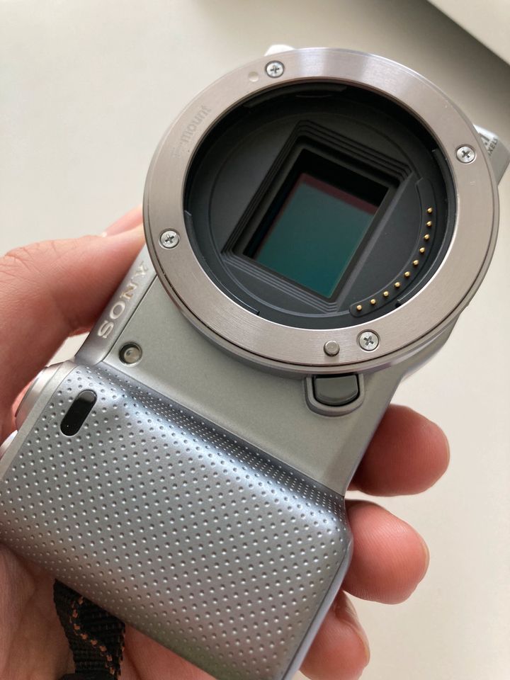 Sony Nex5N Silber Gehäuse mit Objektive Sony 50mm in Wolfsburg