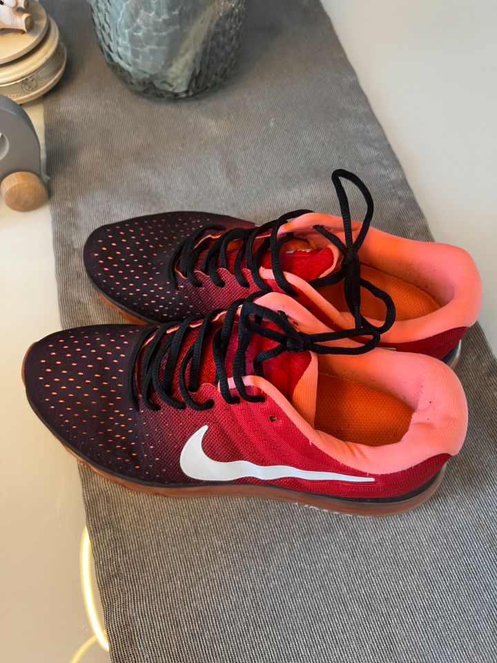Nike Schuhe Gr. 40 in Lippstadt