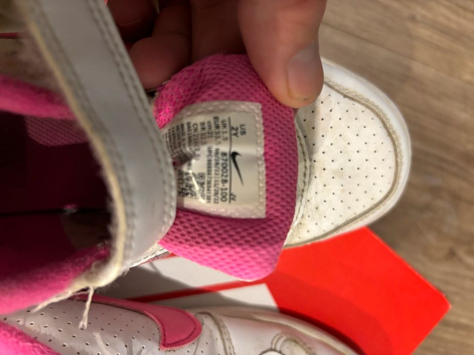 Mädchen Nike Sneaker in weiß / pink in Salzgitter