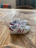 Adidas Superstar Gr 39 1/3  weiß mit pinken Streifen. Niedersachsen - Seevetal Vorschau