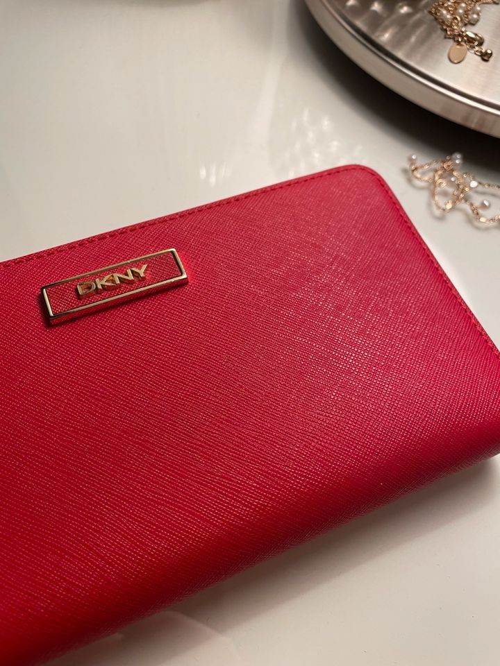 DKNY Portemonnaie Geldbörse Saffiano Leder Rot 20x10x3 cm Top in Düsseldorf