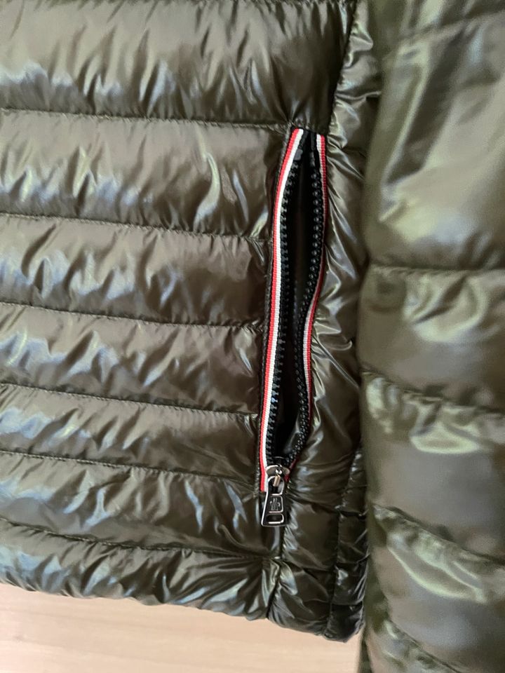 Moncler - leichte Daunenjacke - XL in Bad Tölz