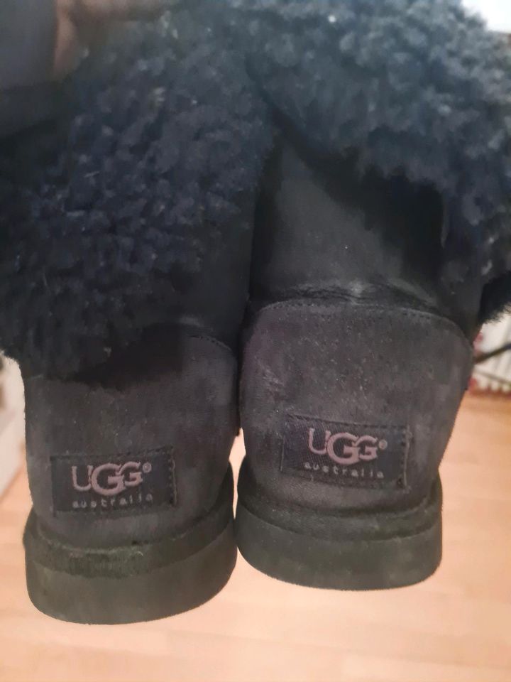 UGG Boots Winterschuhe Bailey Button II chwarz Gr. 37 in Müllheim