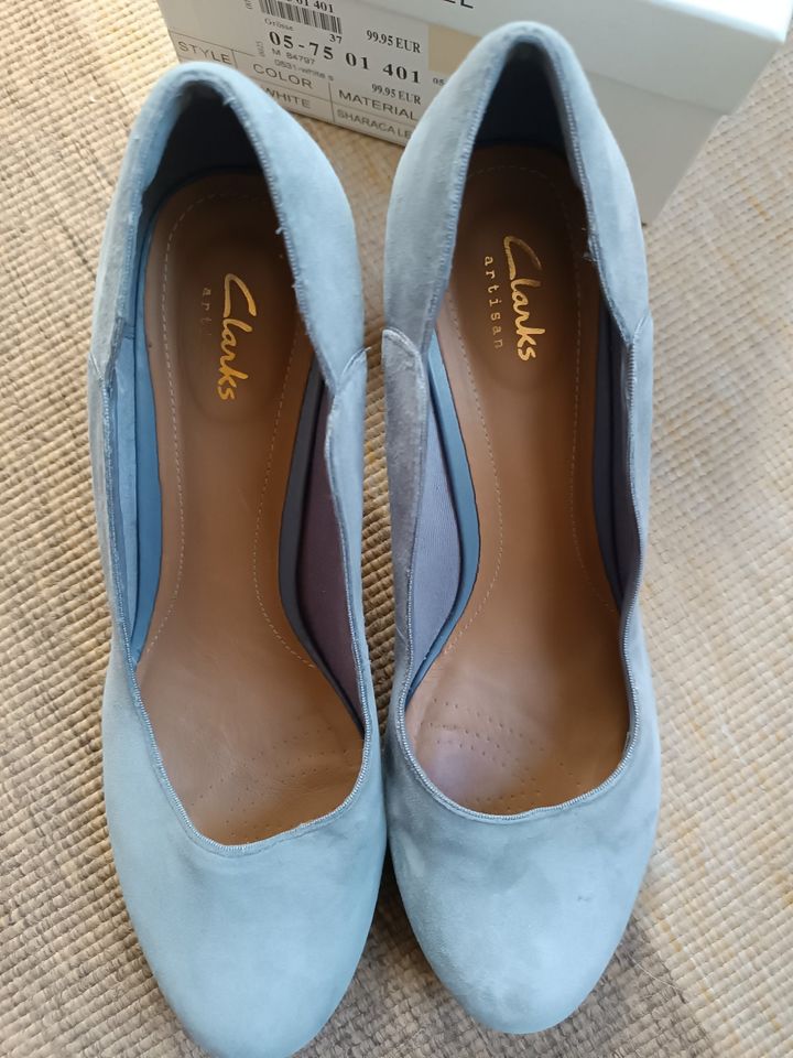 Clarks Pumps hellgrau Veloursleder, 41,5, wie NEU, 8 cm Absatz in Berlin