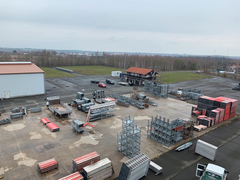 Lager und Produktionshalle mit Büros und Asphalt Freiflächen in Gera