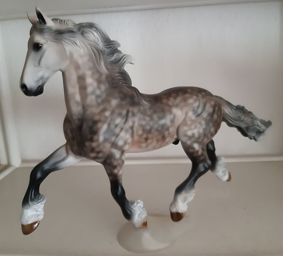 MODELLPFERD BREYER FRIESE dappl ROSE GRAY CM JCLAUS USA LSQ in Oberursel (Taunus)