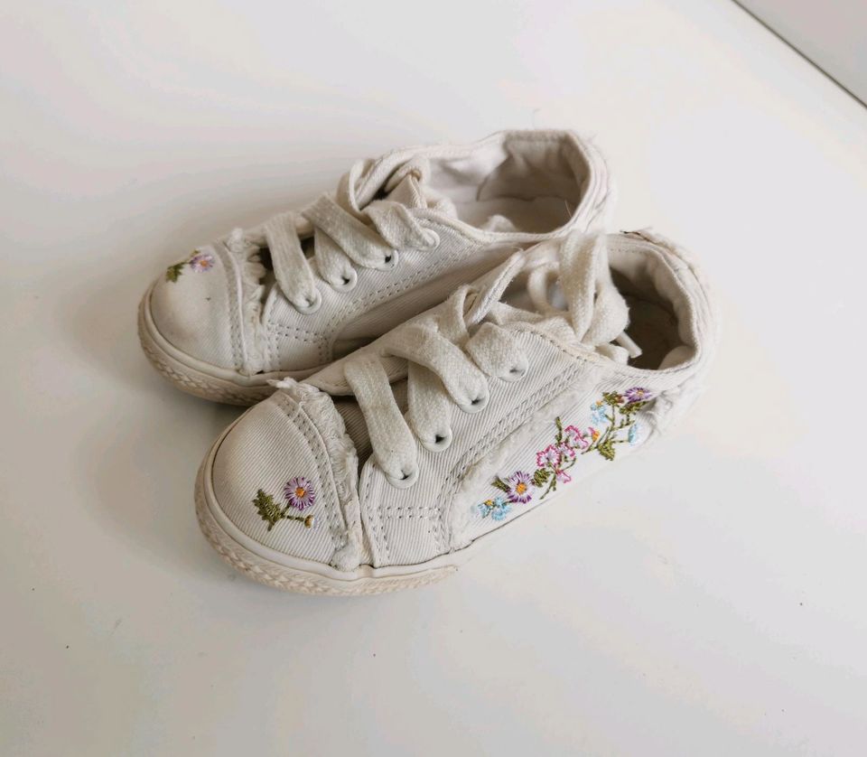 Sneaker/ Halbschuh m. Blumen-Stickerei Gr. 23 in Wall (bei Neuruppin)