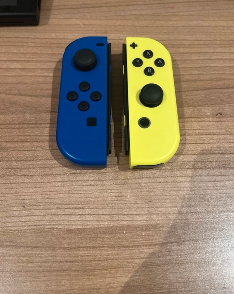 Nintendo Switch , in blau gelb & 6 € Guthaben in Riesenbeck