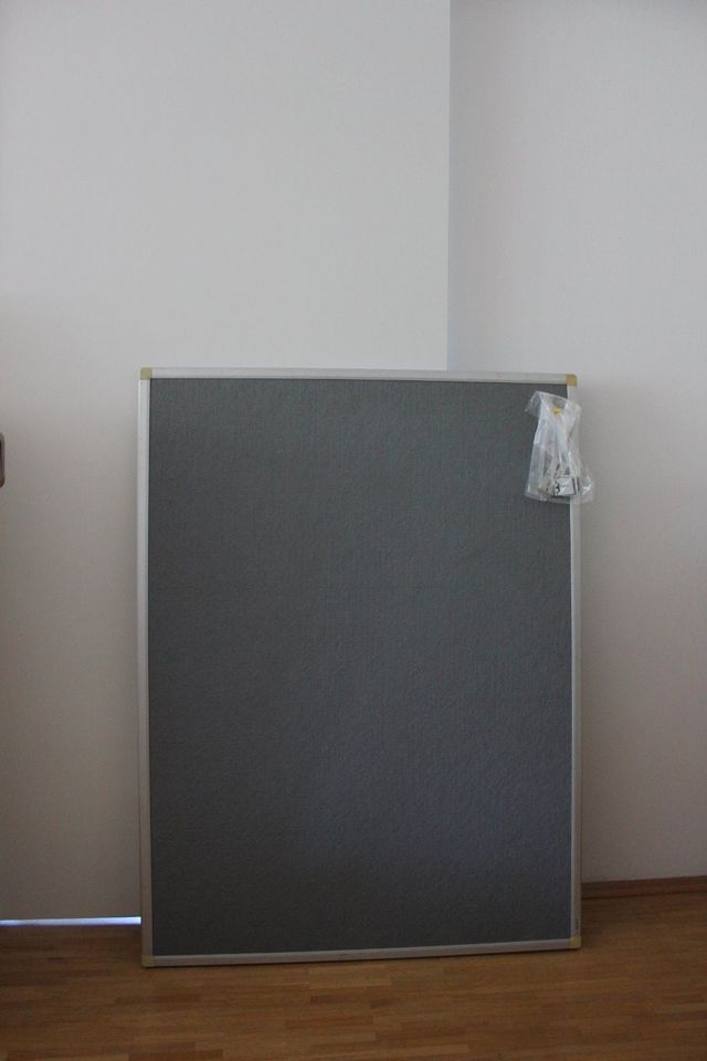 Pinwand mit Filzbezug, Aluminiumrahmen, grau 90 cm x 120 cm in München